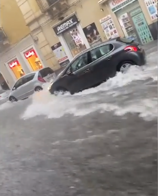 Violento Nubifragio A Catania Via Etnea Trasformata In Un Fiume In