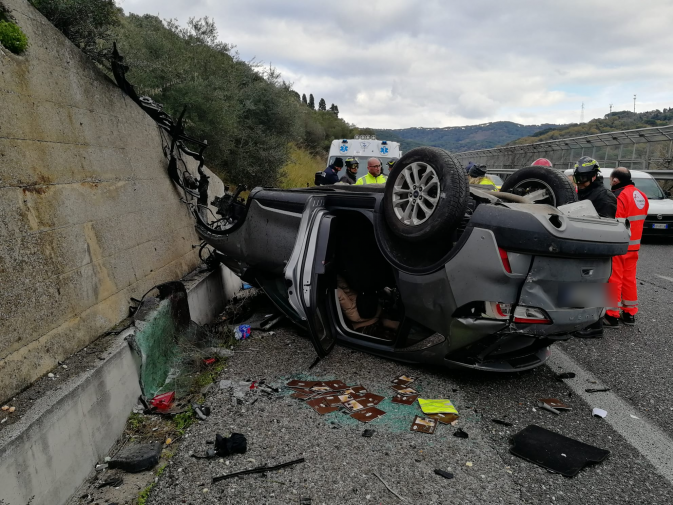 Dramma Sulla Messina Palermo Auto Si Schianta Contro Un Muro Due