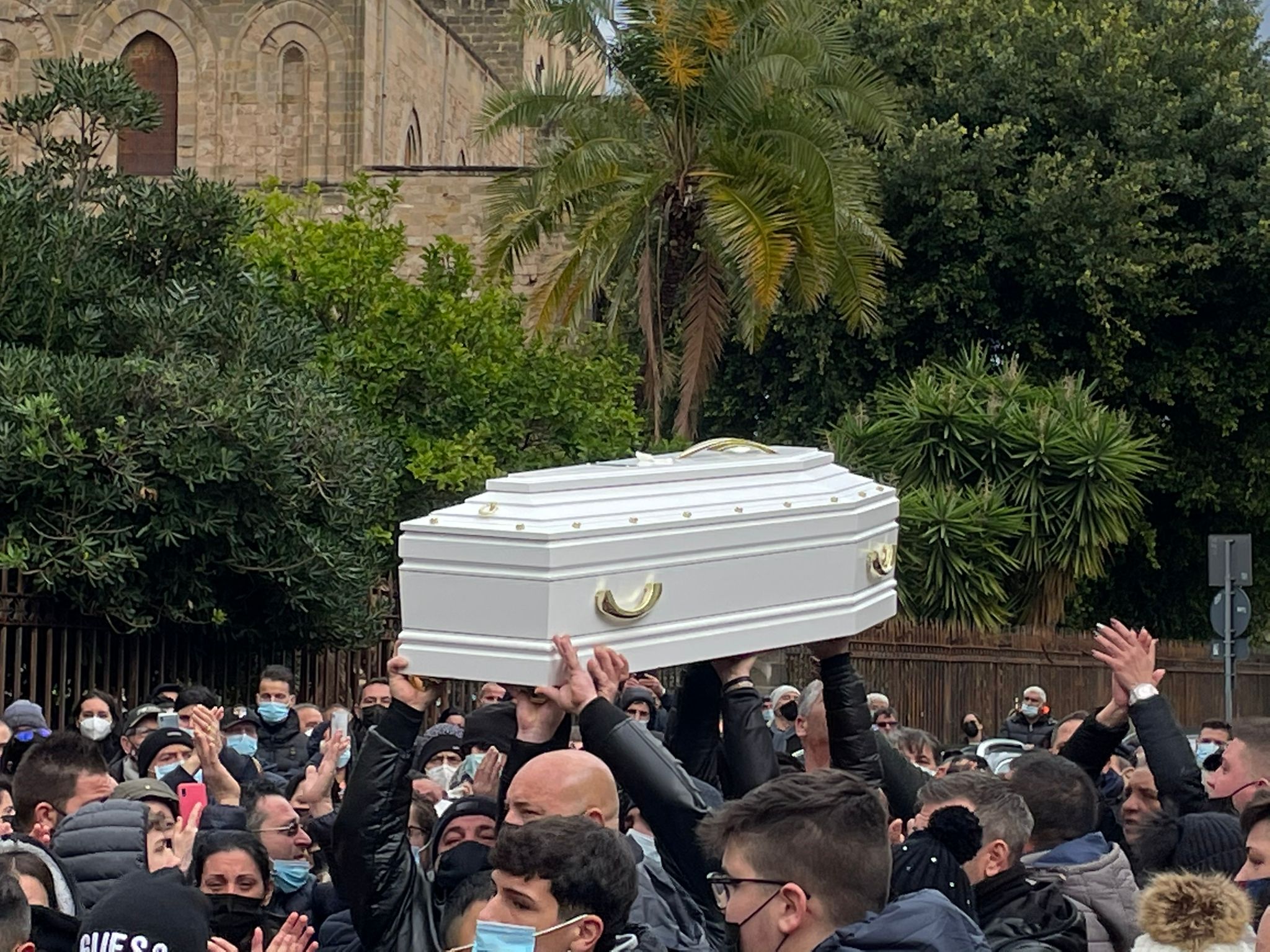 Palermo: i funerali di Antonella morta a 10 anni per un gioco su TikTok.  Bara bianca e palloncini 