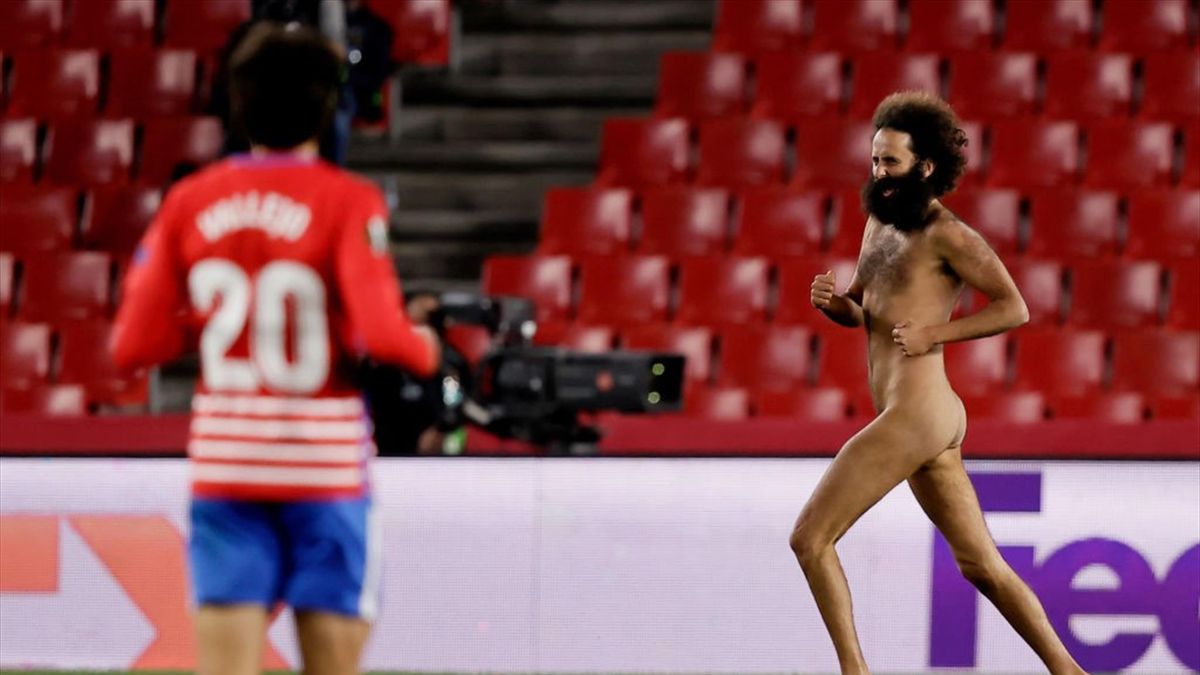 Incredibile in Europa League: uomo nudo compie invasione di campo durante  Granada-Manchester United - Ilovepalermocalcio.com