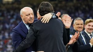 Beppe Marotta abbraccia Simone Inzaghi