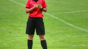 Arbitro ammonisce un giocatore