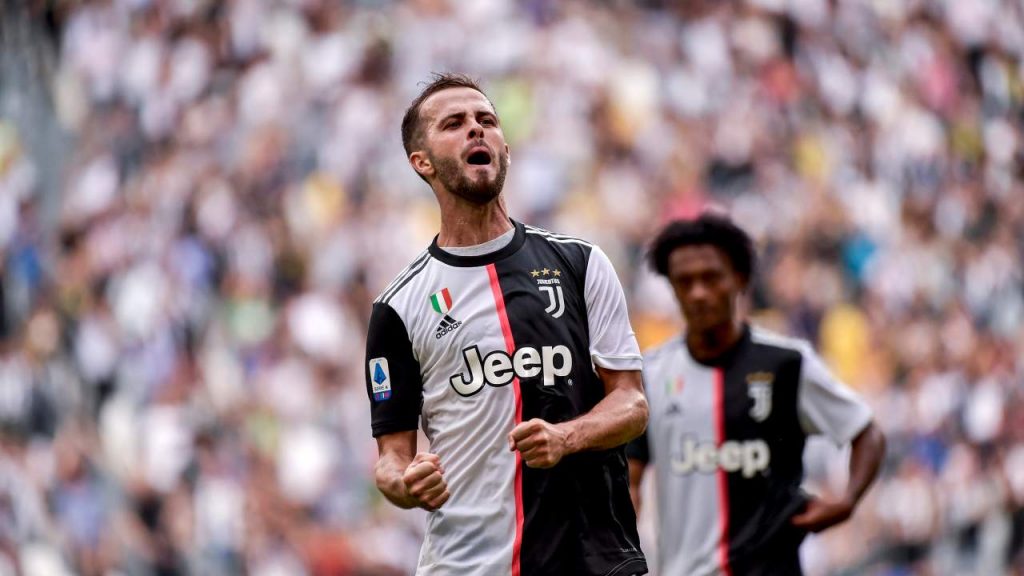 Miralem Pjanic esulta dopo un gol in maglia Juventus