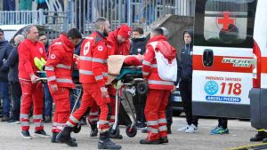 Arriva l'ambulanza dopo l'aggressione