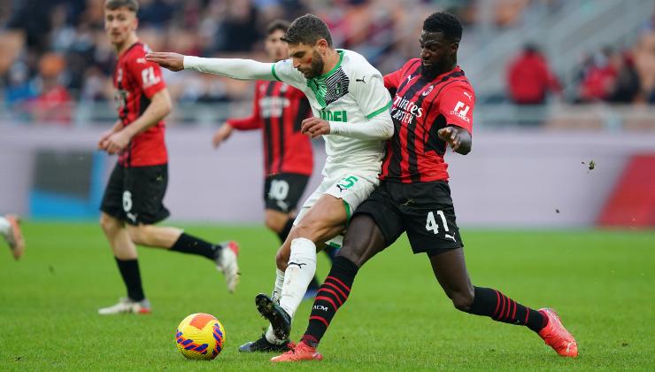 Domenico Berardi a contrasto con il centrocampo del Milan