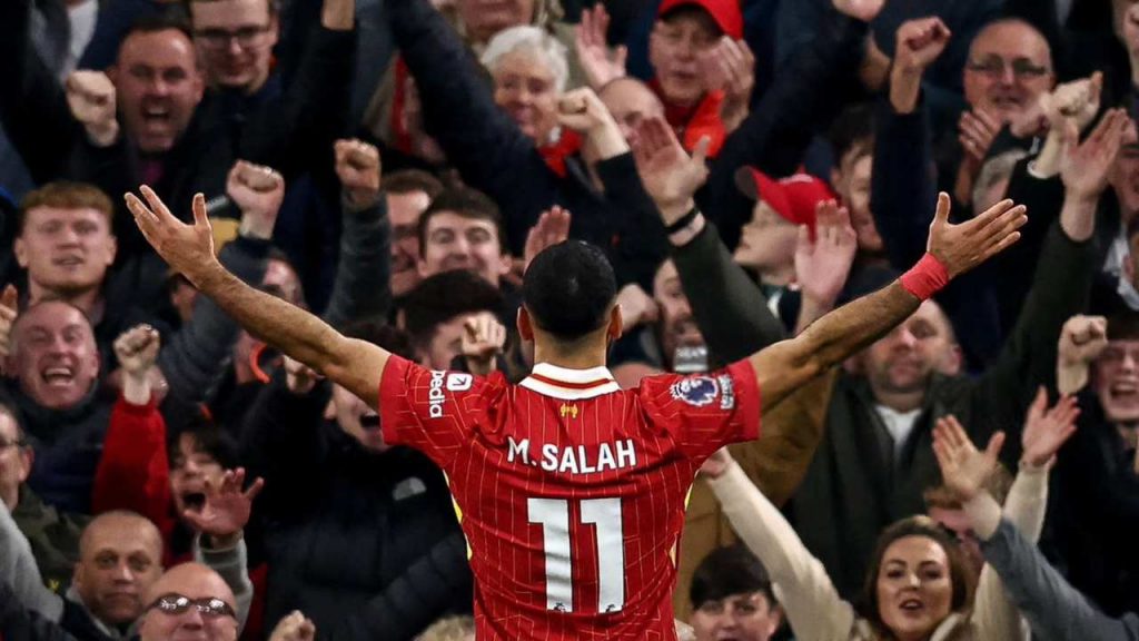 Mohamed Salah esulta ad Anfield