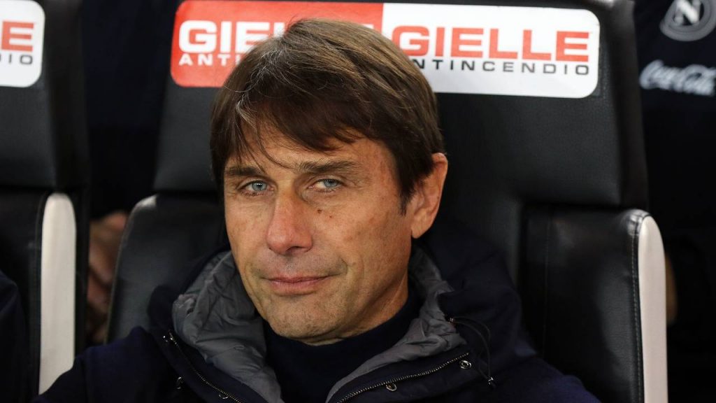 Antonio Conte pensieroso