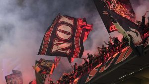 Tifosi del Milan allo stadio (foto LaPresse)