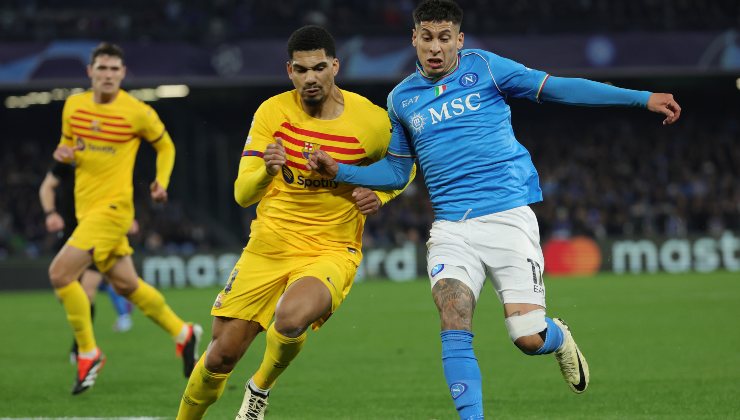 Ronald Araujo in un recente confronto tra Barça e Napoli